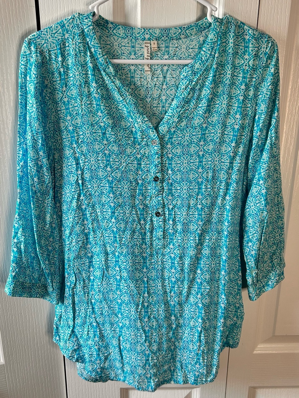 grand & greene Women’s Size Small Turquoise Patterned Henley Tunic V-Neck Blouse